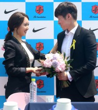 Park also announced that he will tie the knot with a former local television personality, Kim Min-ji, left,  on July 27. (Yonhap)