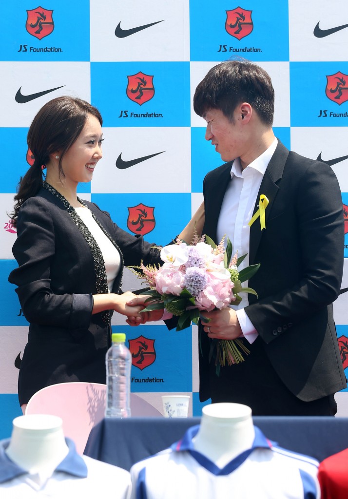 Park also announced that he will tie the knot with a former local television personality, Kim Min-ji, left,  on July 27. (Yonhap)
