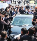 A sedan carrying KBS President Gil Hwang-young is surrounded by unionists and security guards at the state-run broadcaster’s headquarters in Yeouido, Monday. Union members blocked Gil, who they claim is a government stooge, from going to the office, and demanded his resignation. The vehicle’s windshield was cracked during the physical confrontation between KBS security guards and union members. (Yonhap)