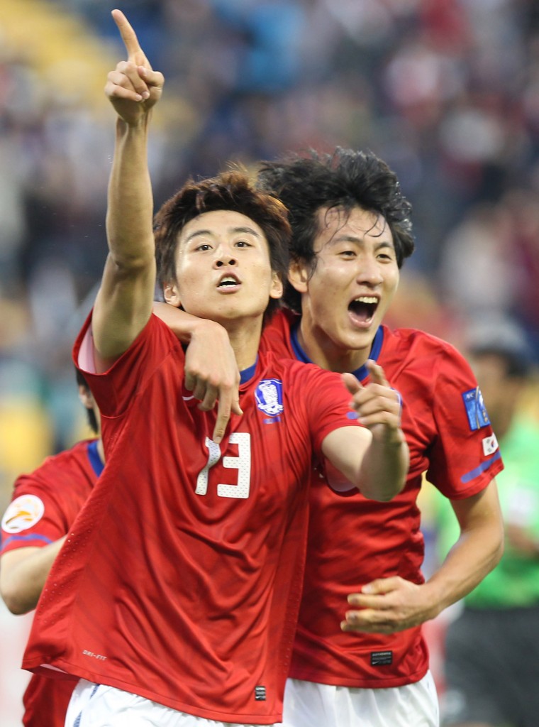 Koo Ja-cheol, left, will wear the captain's band in his  arm in the World Cup. The other player is Ji Dong-won. 