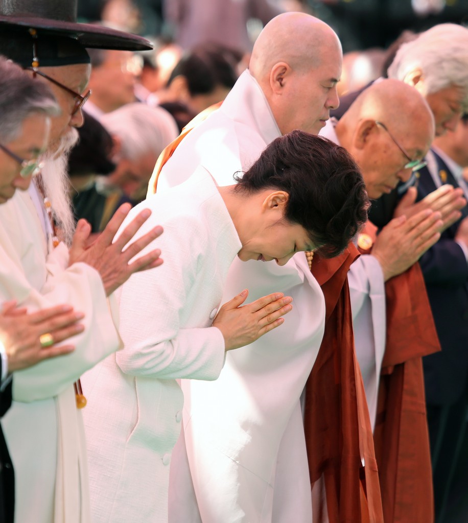 President Park Geun-hye prays during a ceremony marking Buddha's birthday at the Jogye Order in central Seoul on May 6, 2014. (Yonhap) 