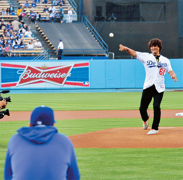Park Chan-ho throws the first pitch as Ryu Hyun-jin catches during Korean Night at Dodger Stadium Tuesday. (The Korea Times/Kim Young-jae)