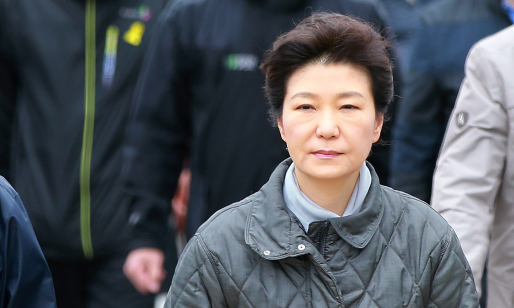 President Park Geun-hye visited a southern port Paengmok of Jindo  Island Sunday, where the ferry victims have been camping out , awaiting news of the fate of their loved ones. / Yonhap