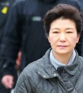 President Park Geun-hye visited a southern port Paengmok of Jindo  Island Sunday, where the ferry victims have been camping out , awaiting news of the fate of their loved ones. / Yonhap