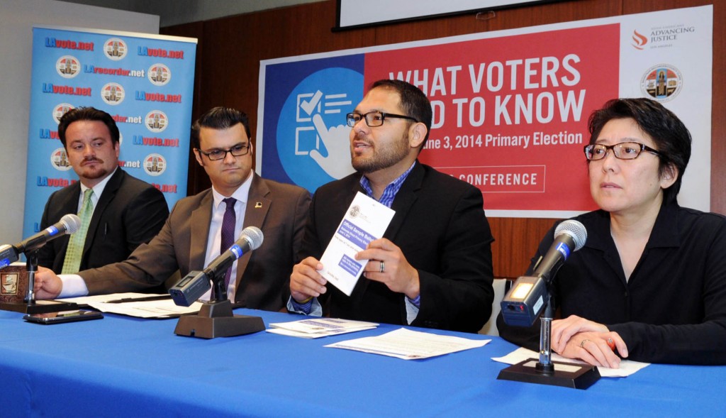 Efrain Escobedo, second from right, from the Registarar Office is explaining about the ballot. (Park Sang-hyuk)