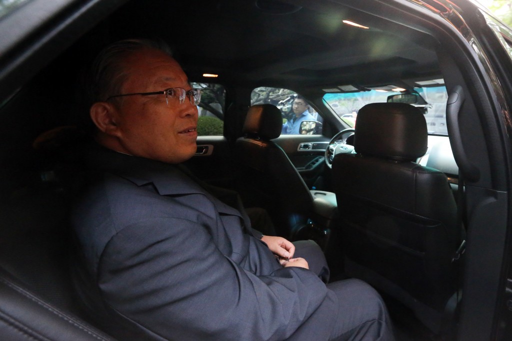 Cardinal Yeom get in the car as he leaves for the industrial complex in the North's western border city of Kaesong. (Yonhap)