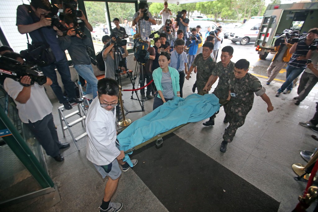 Military authorities and medical personnel carry an Army sergeant surnamed Lim on a stretcher in Gangneung Asan Hospital in Gangwon Province, Monday. The soldier who went on a shooting rampage that killed five colleagues on Saturday attempted to commit suicide after confronting the military for 43 hours following his desertion. He shot himself in the left side of his chest, but the injury was not serious, according to officials. (Yonhap)