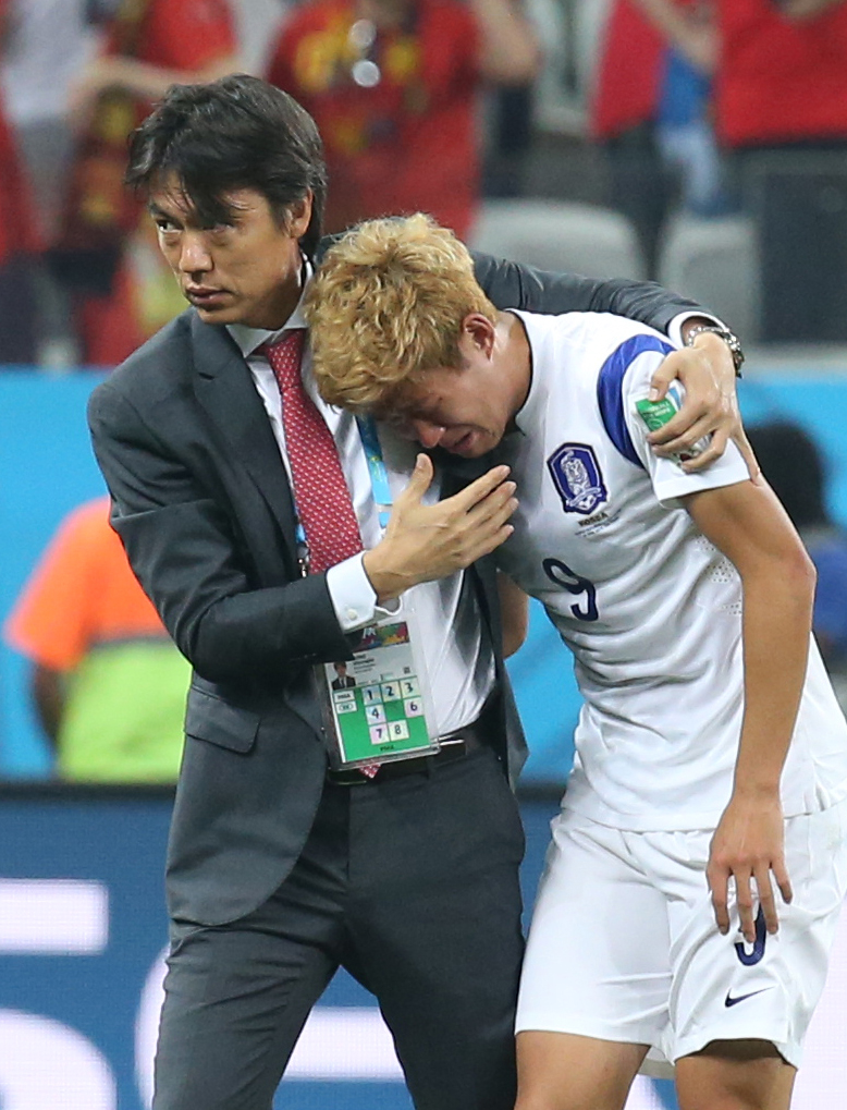 Korea coach Hong Myung-bo embraces a sobbing Son Heung-min after Korea's 1-0 loss to Belgium in their Group H match in Sao Paulo. The loss eliminated Korea from the World Cup. (Yonhap)