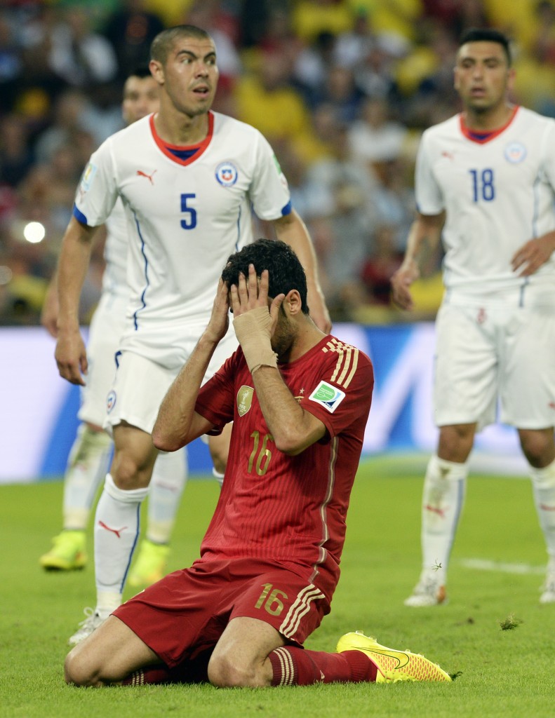 Spain's Sergio Busquets reacts after missing a chance during the group B World Cup soccer match between Spain and Chile at the Maracana Stadium in Rio de Janeiro, Brazil, Wednesday, June 18, 2014. (AP Photo/Manu Fernandez)
