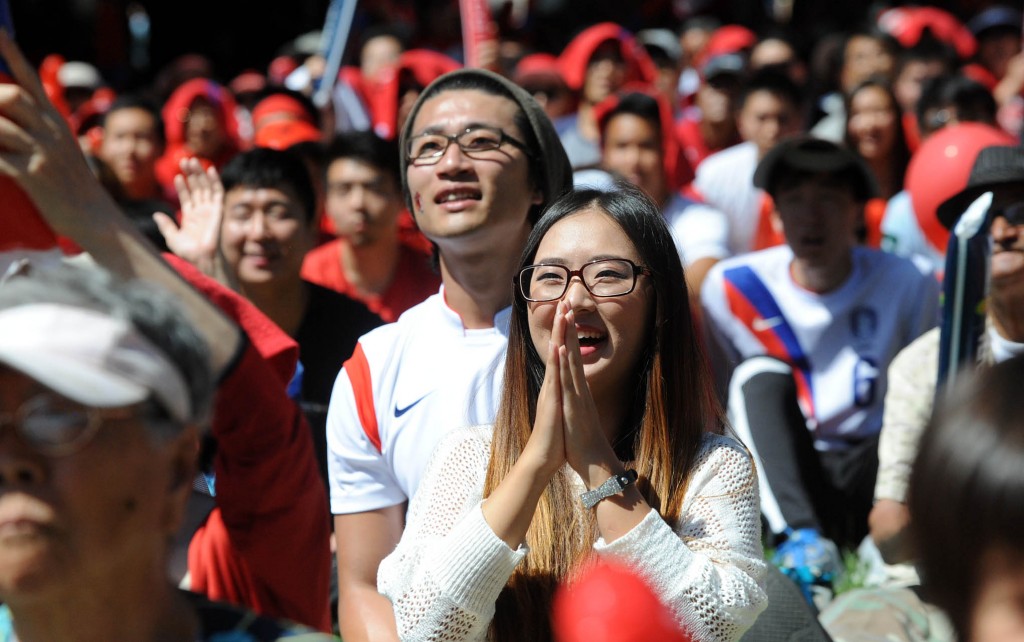 Fans look on during the Korea-Russia match on June 17 at Wilshire Park Plaza. (Park Sang-hyuk / The Korea Times)