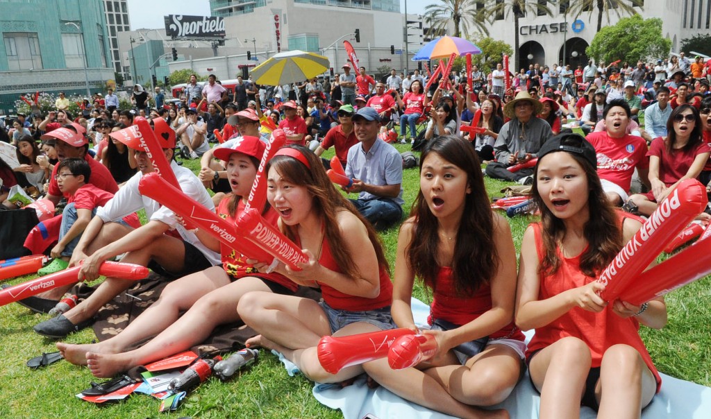 Fans watch the Korea v. Belgium match in the front lawn of Wilshire Park Place in Koreatown on Thursday. (Park Sang-hyuk / The Korea Times)