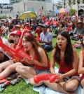 Fans watch the Korea v. Belgium match in the front lawn of Wilshire Park Place in Koreatown on Thursday. (Park Sang-hyuk / The Korea Times)