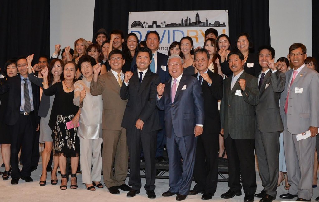 David Ryu, sixth from the left, poses with Bright World Foundation Chairman Hong Myung-ki and Korea Times President Chang Jae-min at a fundraiser Friday.