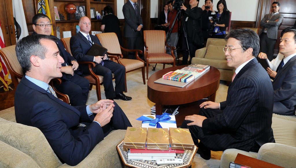 L.A. Mayor Eric Garcetti and Korean Consul General Kim Hyun-myung hold their first official meeting Wednesday. (Park Sang-hyuk / The Korea Times)