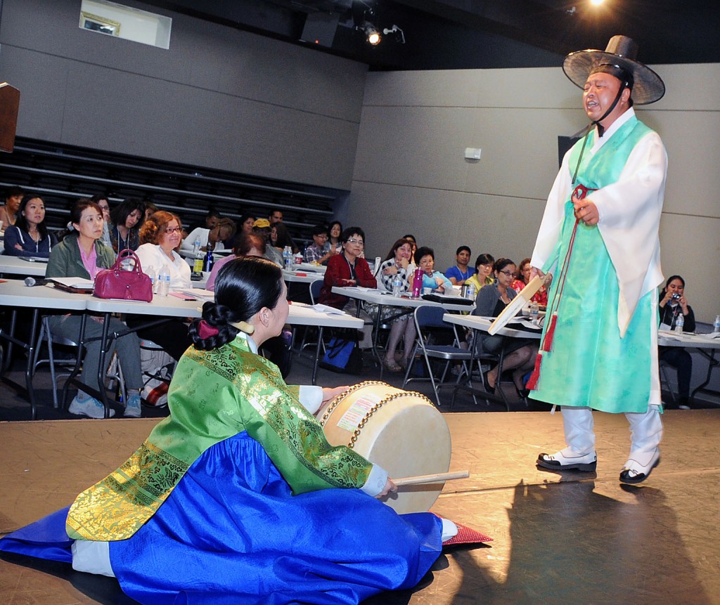 Attendees of the National Korean Studies Seminar look on at a traditional performance inside the KCCLA. (Park Sang-hyuk / The Korea Times)