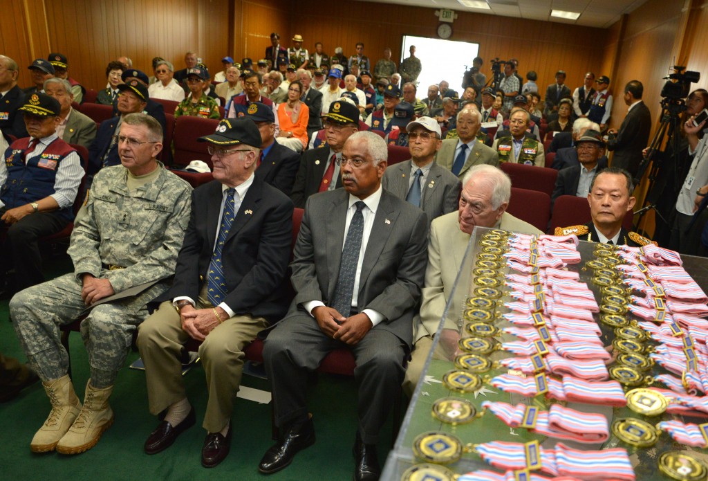 California National Guard 40th Infantry Division Commander Maj. Gen. Keith Jones, left, attends a commemorative ceremony for the 64th anniversary of the Korean War at the Korean American Federation of L.A. Wednesday. (Kim Young-jae / The Korea Times)