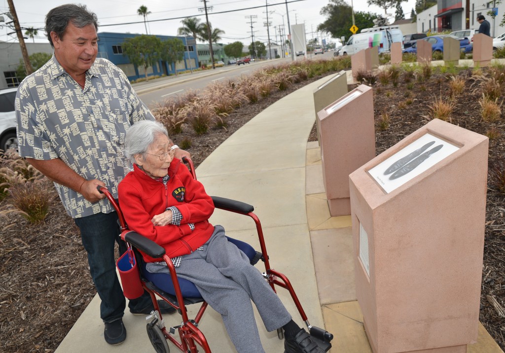 Susan Ahn Cuddy looks at her father's footprint on display at the intersection of Jefferson Blvd. and Rodeo Road Thursday. (Kim Young-jae / The Korea Times)