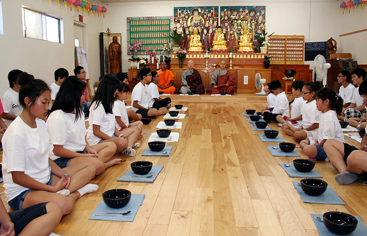 Students during a meal at the Junghyesa's temple stay last year.