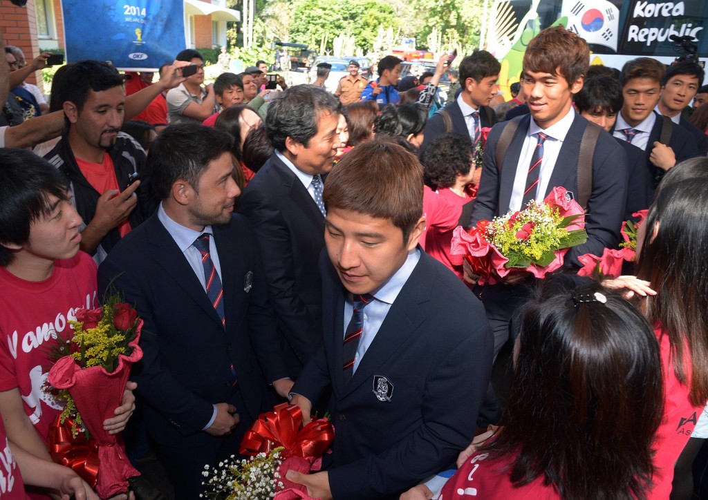 Members of the South Korean men's national football team are greeted by Koreans in Brazil. (Yonhap)