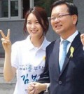 Actress Yoon Se-in, whose birth name is Kim Ji-soo, was seen in Daegu the same day cheerleading her father, Kim Byun-kyum, who represents the NPAD in the city's mayoral race.