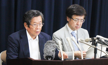 Keiichi Tadaki, left, former Japanese Prosecutor-General, announces the results of a re-examination on the Kono Statement at the Government Complex in Tokyo, Friday. Sitting next to him is Nobukatsu Kanehara, assistant chief cabinet secretary. (Yonhap)
