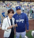 Jung Yonghwa and Ryu Hyun-jin pose together at Korea Night. (Photo from L.A. Dodgers Official Twitter)