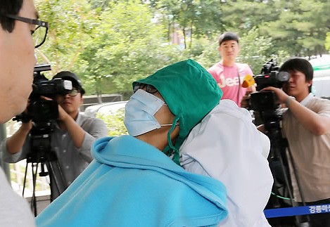 The suspect, seen here being transported, has refused to answer any questions about the shooting spree. (Yonhap)