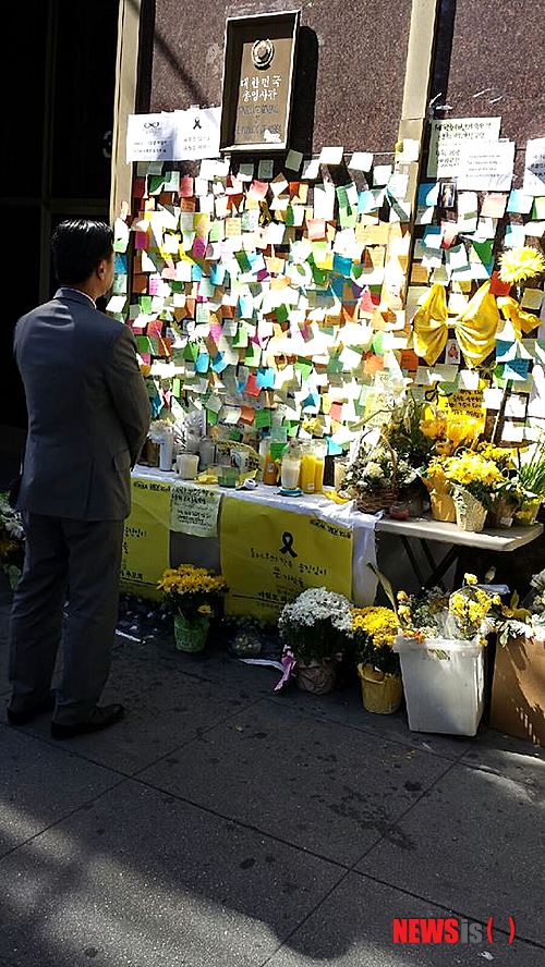 A man stands at the Sewol memorial in front of the Korean Consul General in Los Angeles before its removal. (Newsis)