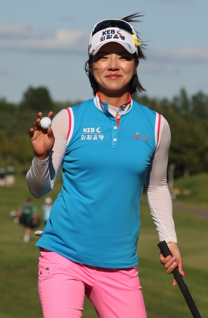 Defending champion Hee Young Park, of South Korea, acknowledges the gallery. (AP Photo/The Canadian Press, Dave Chidley)