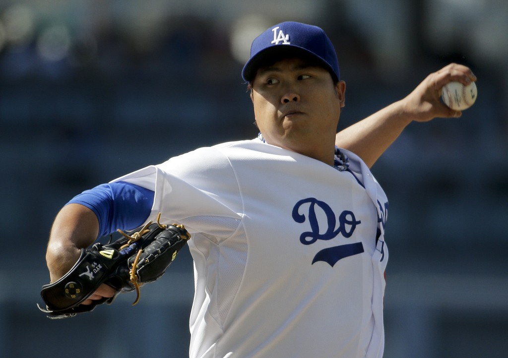 Los Angeles Dodgers starting pitcher Hyun-Jin Ryu, of South Korea, throws to the Pittsburgh Pirates during first inning of a baseball in Los Angeles, Saturday, May 31, 2014. (AP Photo/Chris Carlson)