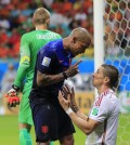 Netherlands' Nigel de Jong, left, confronts Spain's Fernando Torres, right, during the group B World Cup soccer match between Spain and the Netherlands at the Arena Ponte Nova in Salvador, Brazil, Friday, June 13, 2014. (AP Photo/Bernat Armangue)