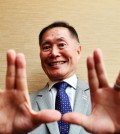 Actor George Takei gives the "Vulcan salute" popularized by the original "Star Trek" television series, during an interview last Friday at the Westin Chosun hotel in downtown Seoul. (Shim Hyun-cheol / The Korea Times)