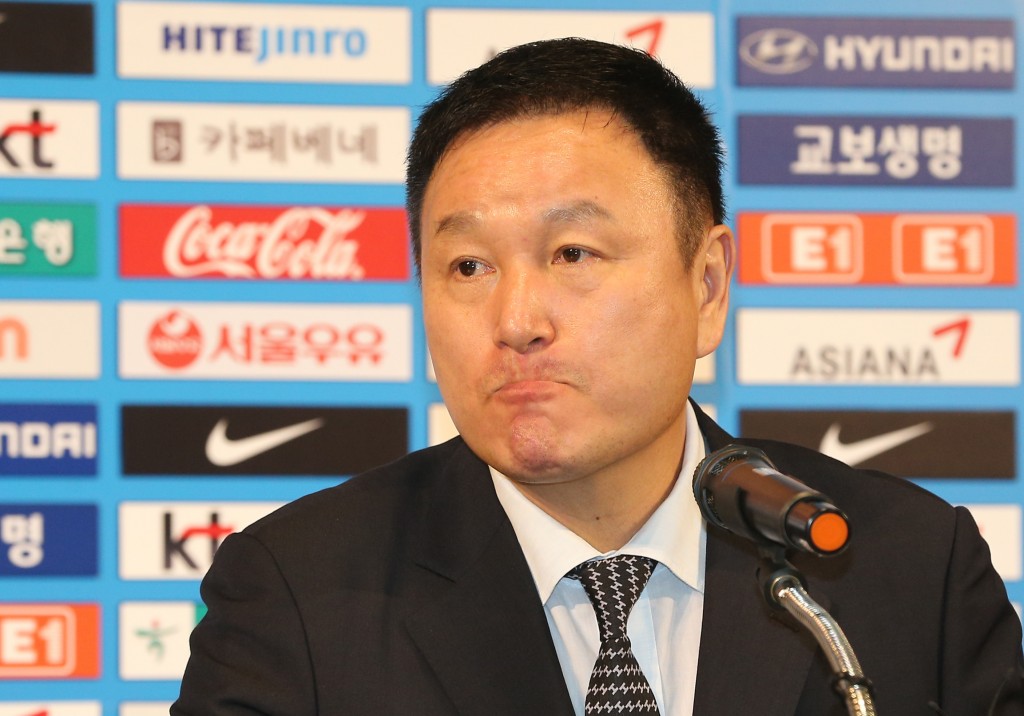 Huh Jung-moo, vice president of the Korea Football Association (KFA), fields a question during a press conference in Seoul on July 3, 2014. Huh announced the KFA rejected an earlier resignation offer by Hong Myung-bo, head coach of the men's national team, in light of South Korea's winless World Cup in Brazil. (Yonhap)