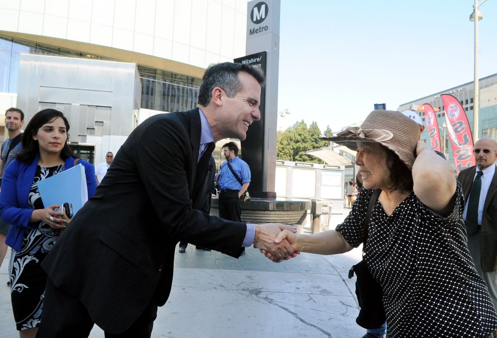 Mayor Eric Garcetti shakes the hand of a woman at the Wilshire/Western metro station in Koreatown. (Park Sang-hyuk / The Korea Times)
