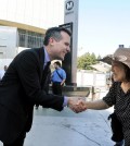 Mayor Eric Garcetti shakes the hand of a woman at the Wilshire/Western metro station in Koreatown. (Park Sang-hyuk / The Korea Times)