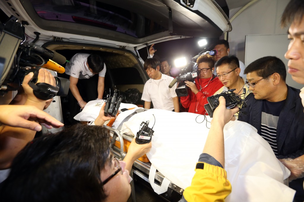Police officers and medical staff move the body of Yoo Byung-eun, the de facto owner of the sunken ferry Sewol, into an ambulance at a funeral hall in Suncheon, South Jeolla Province, Tuesday. Yoo's body was moved to a forensic sciences center in Seoul for an investigation into how he died. (Yonhap)