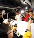 Police officers and medical staff move the body of Yoo Byung-eun, the de facto owner of the sunken ferry Sewol, into an ambulance at a funeral hall in Suncheon, South Jeolla Province, Tuesday. Yoo's body was moved to a forensic sciences center in Seoul for an investigation into how he died. (Yonhap)