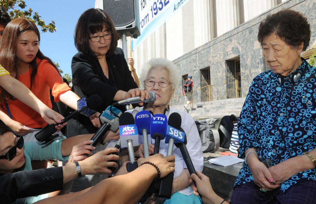 Lee Ok-seon, left, and Kang Il-chul in front of the federal court in downtown Los Angeles on Tuesday. (Park Sang-hyuk/The Korea Times)