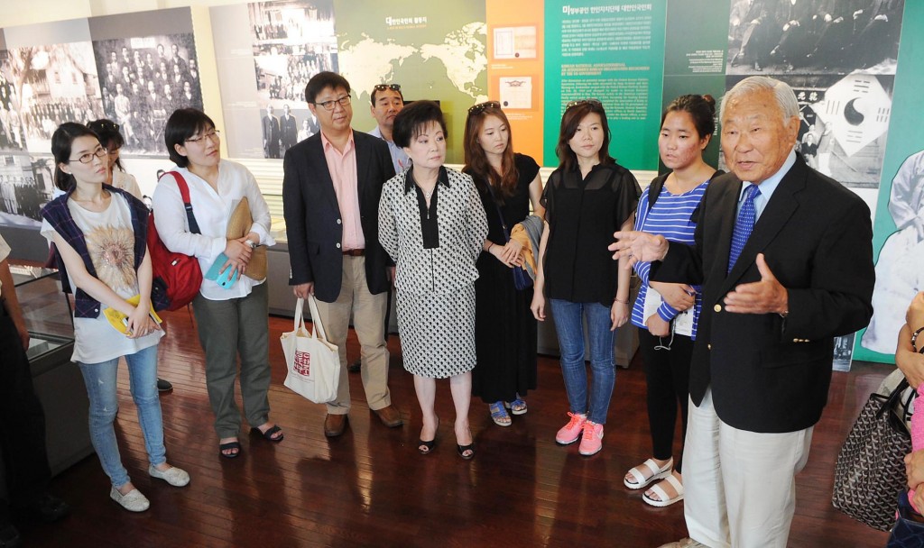 Ralph Ahn, right, discusses the independence movement with North Korean defectors and guides visiting from Korea. (Park Sang-hyuk/The Korea Times)