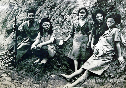This picture of "comfort women" were reportedly taken by an American Army photographer in 1944. (Yonhap)