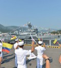 Sailors wave Korean and Colombian flags at a naval base in Jinhae, South Gyeongsang Province, Wednesday, during an event to commemorate the handover of the decommissioned patrol combat corvette Anyang to the Colombian Navy. (Courtesy of Navy)