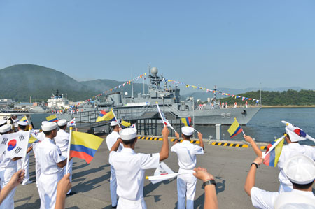 Sailors wave Korean and Colombian flags at a naval base in Jinhae, South Gyeongsang Province, Wednesday, during an event to commemorate the handover of the decommissioned patrol combat corvette Anyang to the Colombian Navy. (Courtesy of Navy)