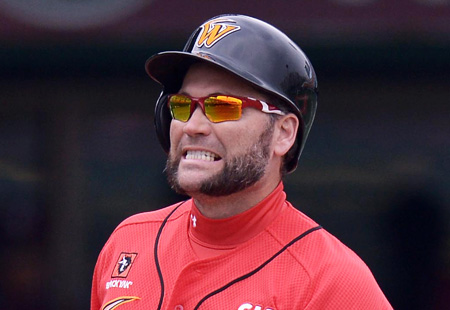 SK Wyverns outfielder Luke Scott was waived Wednesday after an argument with coach Lee Man-soo. (Korea Times file)