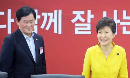 President Park Geun-hye and Finance Minister Choi Kyung-hwan enter the Sejong Government Complex to attend a meeting of ministers to discuss the necessary steps to revive the economy, Thursday. (Yonhap)