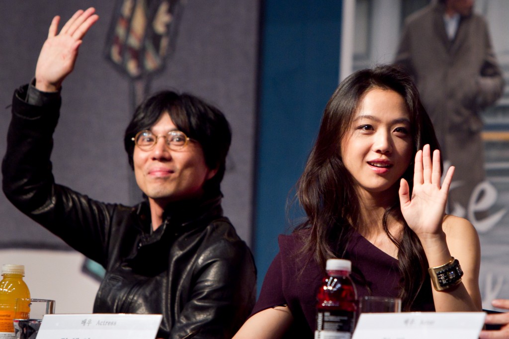 Tang Wei, right, and Kim Tae-yong during a news conference for Kim's film, "Late Autumn," in Seoul in 2011. (Newsis)