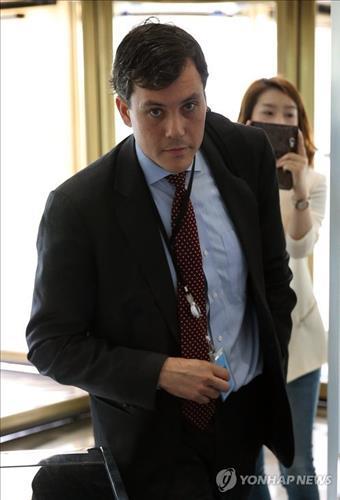 Peter Harrell, deputy secretary for counter threat finance and sanctions at the U.S. State Department, arrives at the Ministry of Foreign Affairs on July 29, 2014, for a meeting with officials over sanctions against Russia. (Yonhap)