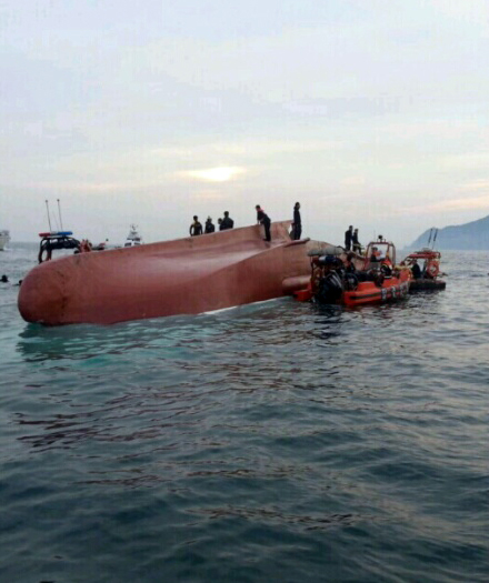 The accident took place at 4:32 p.m. in waters about 1.5 kilometers off the southern Geoje Island. (Yonhap)
