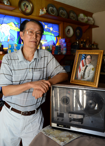 Lee Ki-yoon says a photo of his daughter and a tape recorder are his treasures. (Kim Young-jae/The Korea Times)