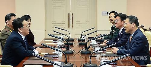 This photo shows South and North Korean delegates holding high-level talks at Panmunjom in February. (Yonhap file photo)