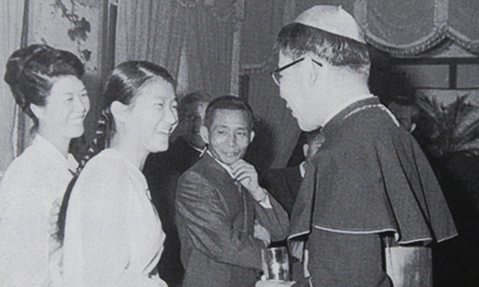 President Park Geun-hye, second from left, greets the late Cardinal Stephen Kim Sou-hwan during a meeting in 1969 at Cheong Wa Dae. Her parents Yuk Young-soo, left, and former President Park Chung-hee, third from right, look on with a smile. (Korea Times file)
